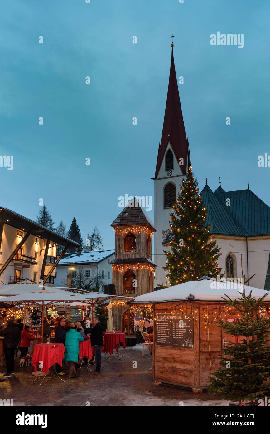 Seefeld in Tirol: square Dorfplatz, Christmas Market, church Hl. Oswald in Olympiaregion Seefeld, Tirol, Tyrol, Austria Stock Photo