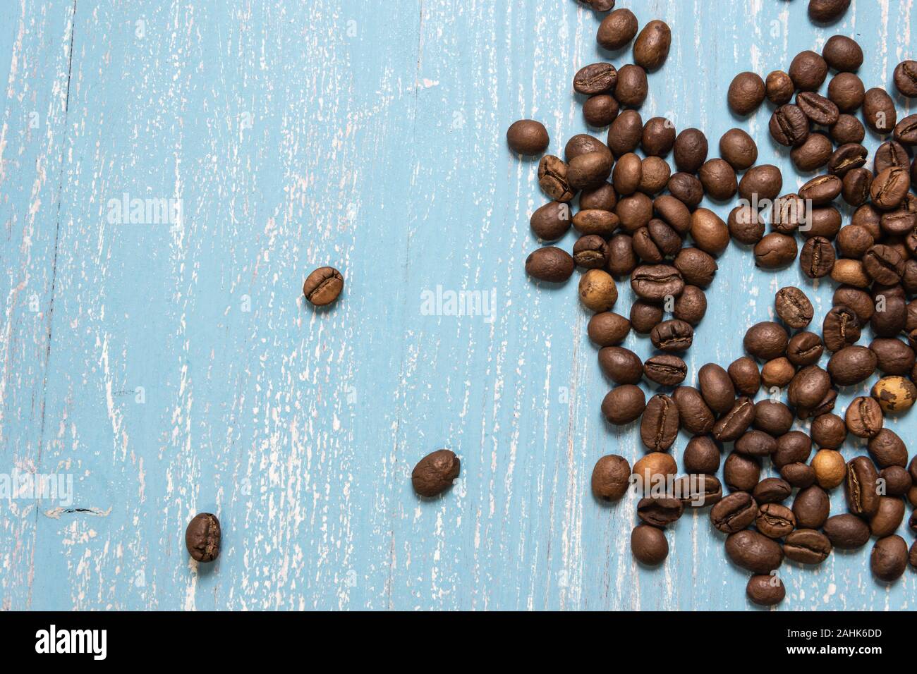 Roasted coffee beans in bulk on a blue wooden background. dark cofee ...