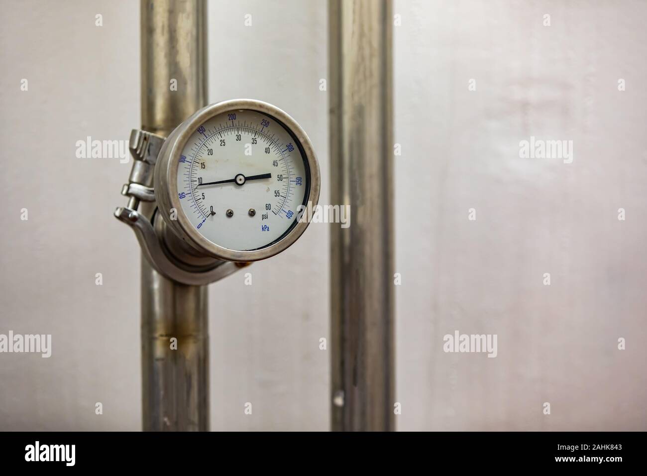 Pressure measurement analogue gauge meter in psi and kPa, vacuum gauges