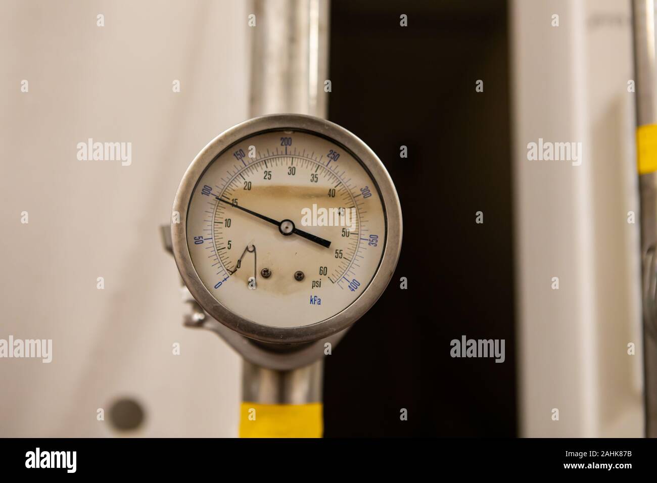 Pressure measurement analogue gauge meter in psi and kPa, vacuum gauges