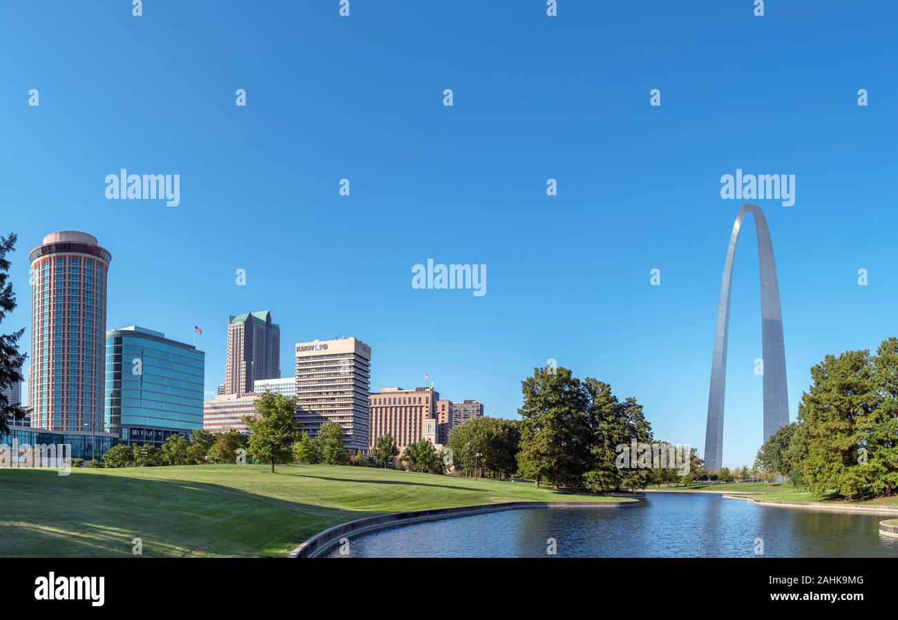 The Gateway Arch and downtown skyline from Gateway Arch National Park, Saint Louis, Missouri, USA Stock Photo