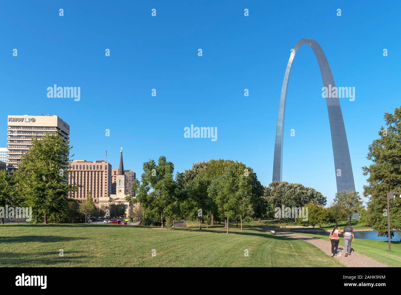 The Gateway Arch and downtown skyline from Gateway Arch National Park, Saint Louis, Missouri, USA Stock Photo