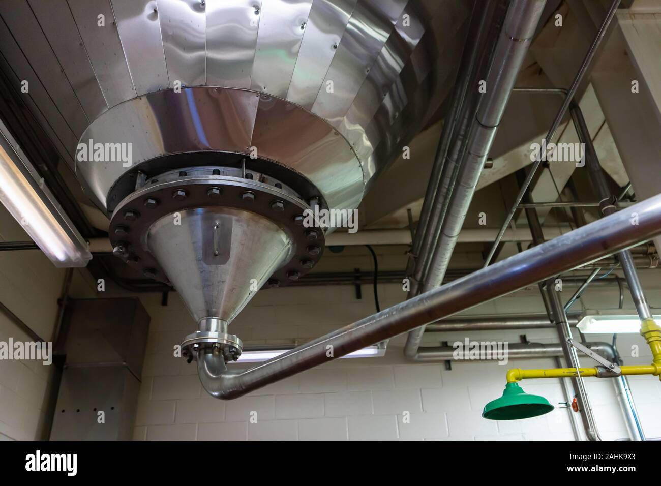 Fermenter stainless steel tank, yeast vessel conical bottom with pipe