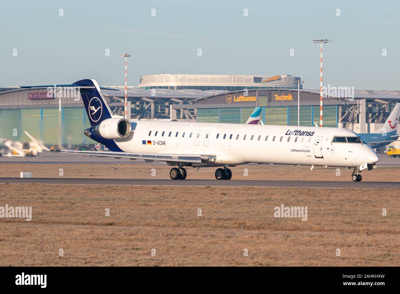 Canadair crj 900 hi-res stock photography and images - Alamy