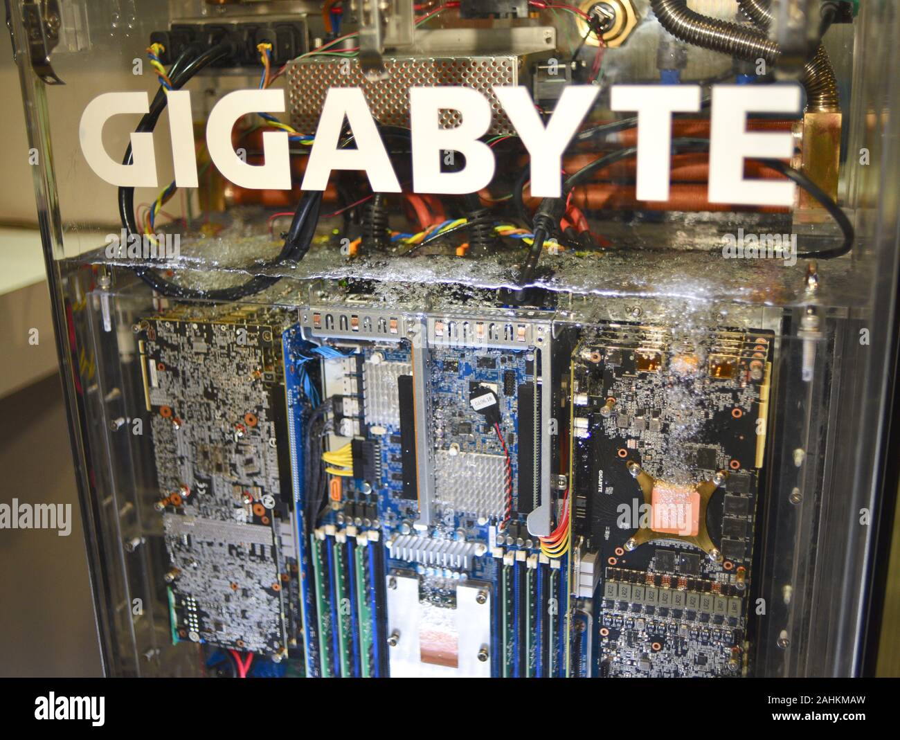 Gigabyte two-phase immersion liquid (3M Novec fluid) cooling completely  submerged data center/server type computer at CES, Las Vegas, NV, USA Stock  Photo - Alamy