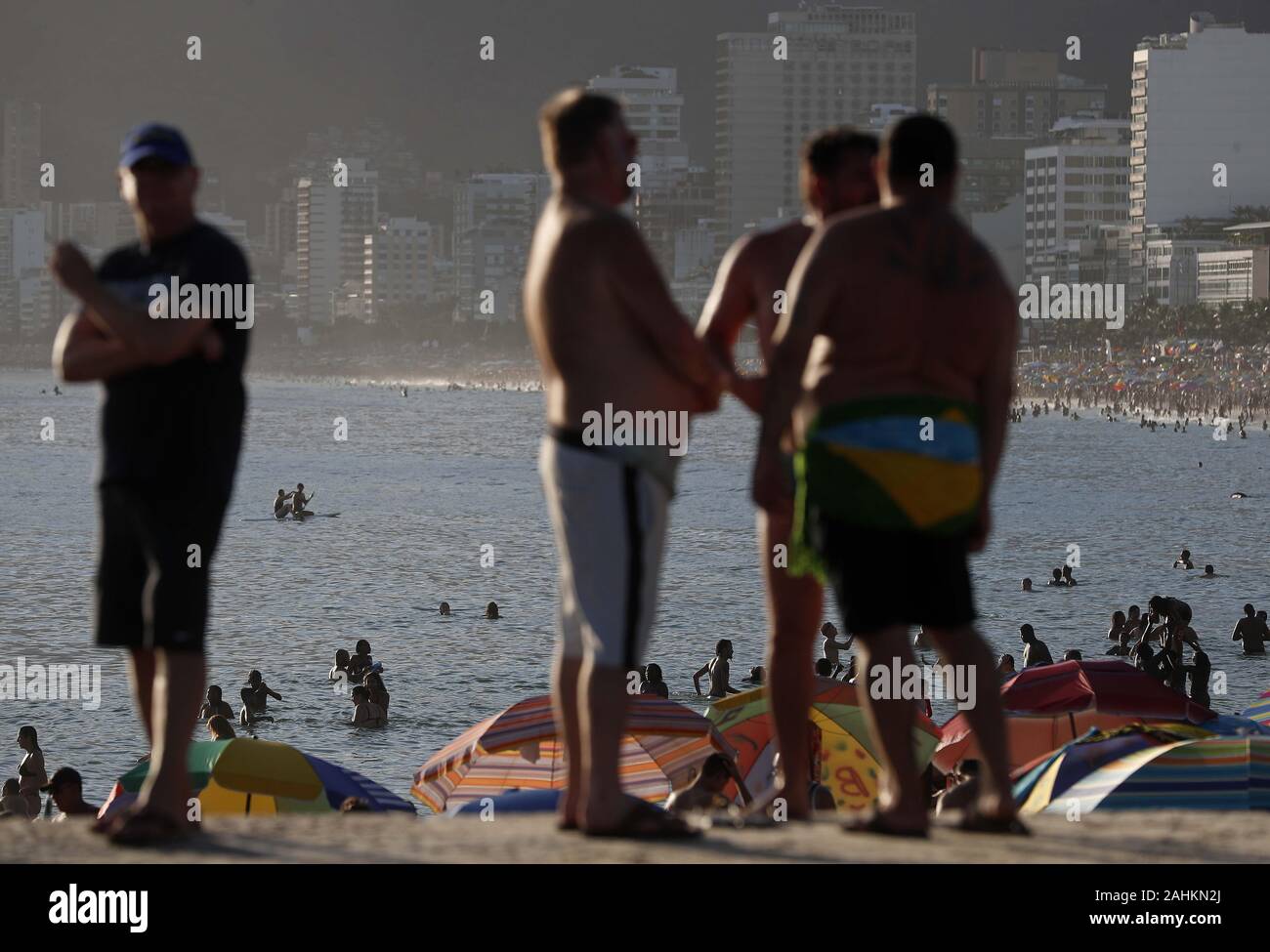 Rio De Janeiro Brazil 30th Dec 19 View Of Ipanema Beach Full Of People In Rio De Janeiro Brazil 30 December 19 Thousands Of People Were Trying To Make Space On Monday