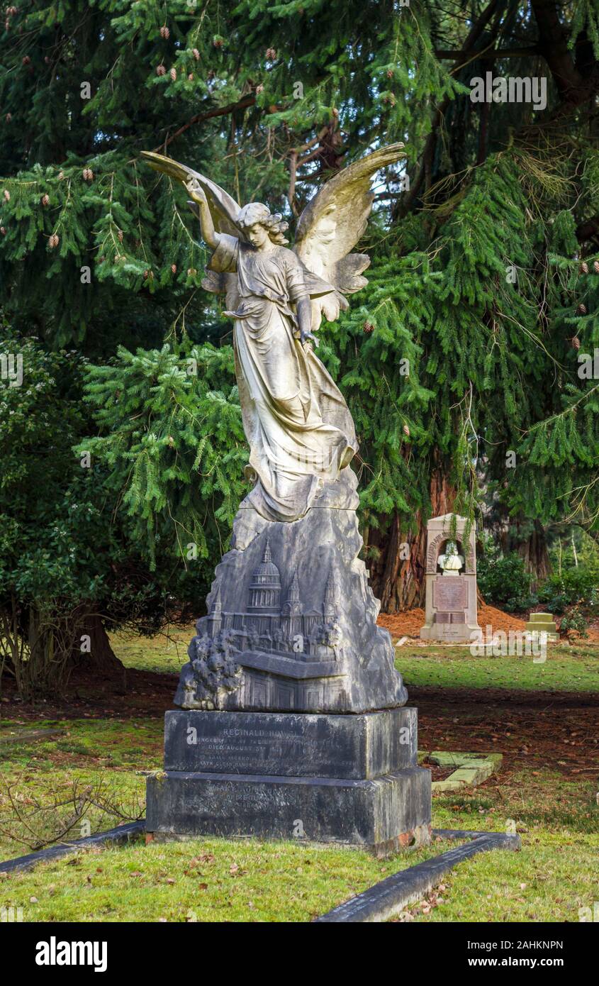 Memorial with statue of an angel in South Cemetery, Brookwood Cemetery, Cemetery Pales, Brookwood, near Woking, Surrey, southeast England, UK Stock Photo