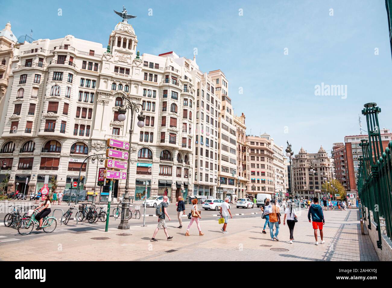 Valencia Spain Hispanic Edificio De La Union Y El Fenix 1929 By Architect Enrique Viedma Vidal Neo Baroque Style Carrer Calle Xativa Exterior Pedestri Stock Photo Alamy
