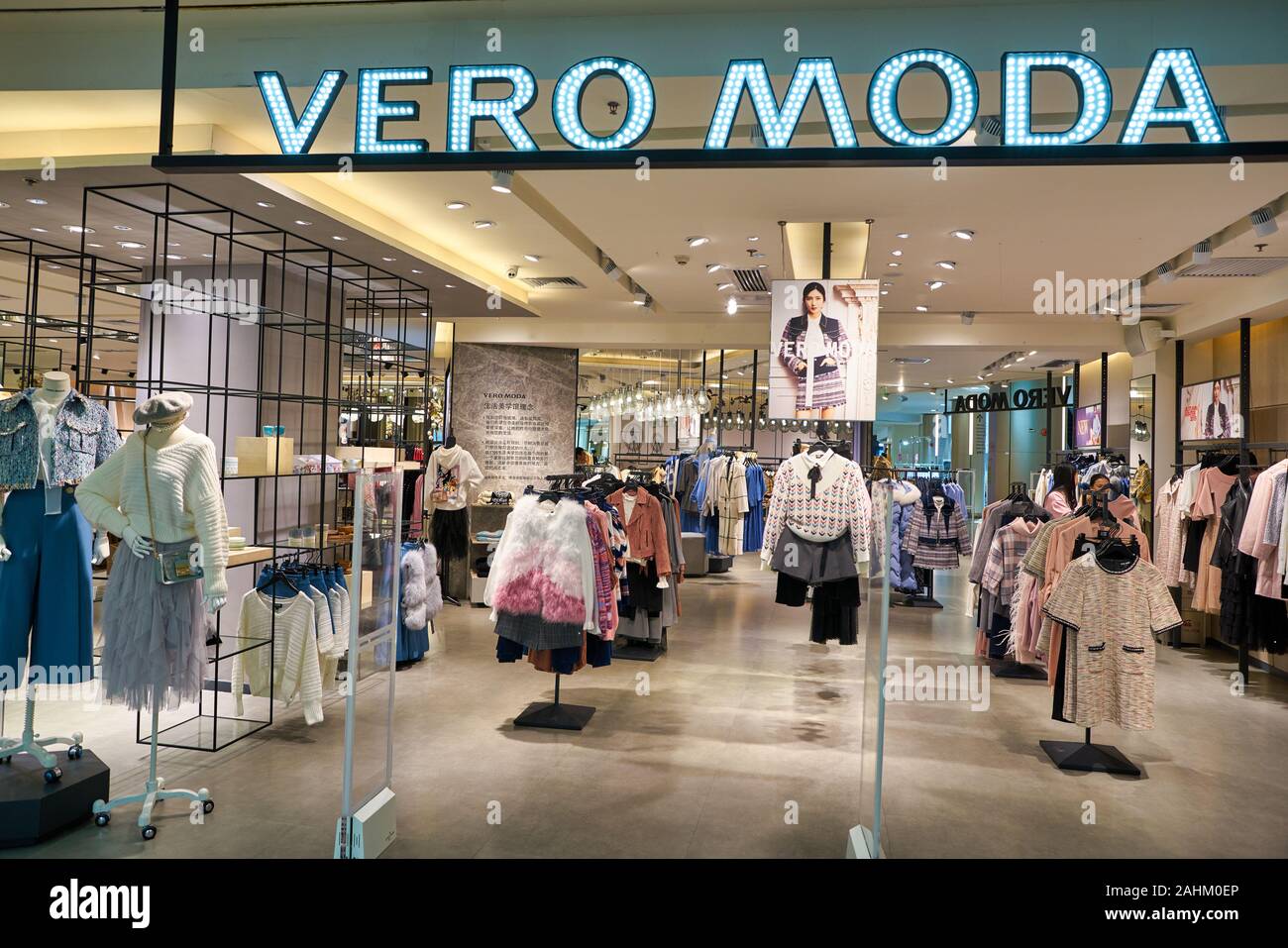 SHENZHEN, CHINA CIRCA 2019: Vero Moda sign over entrance in Wongtee Plaza shopping mall in Stock Photo - Alamy