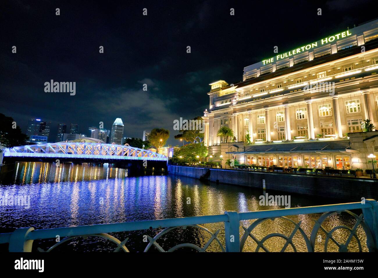 Facade fullerton hotel in singapore hi-res stock photography and images ...