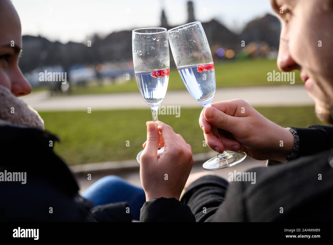 Stuttgart, Germany. 31st Dec, 2019. A couple toasts on the Schlossplatz with a sparkling wine on New Year's Eve. Credit: Sebastian Gollnow/dpa/Alamy Live News Stock Photo