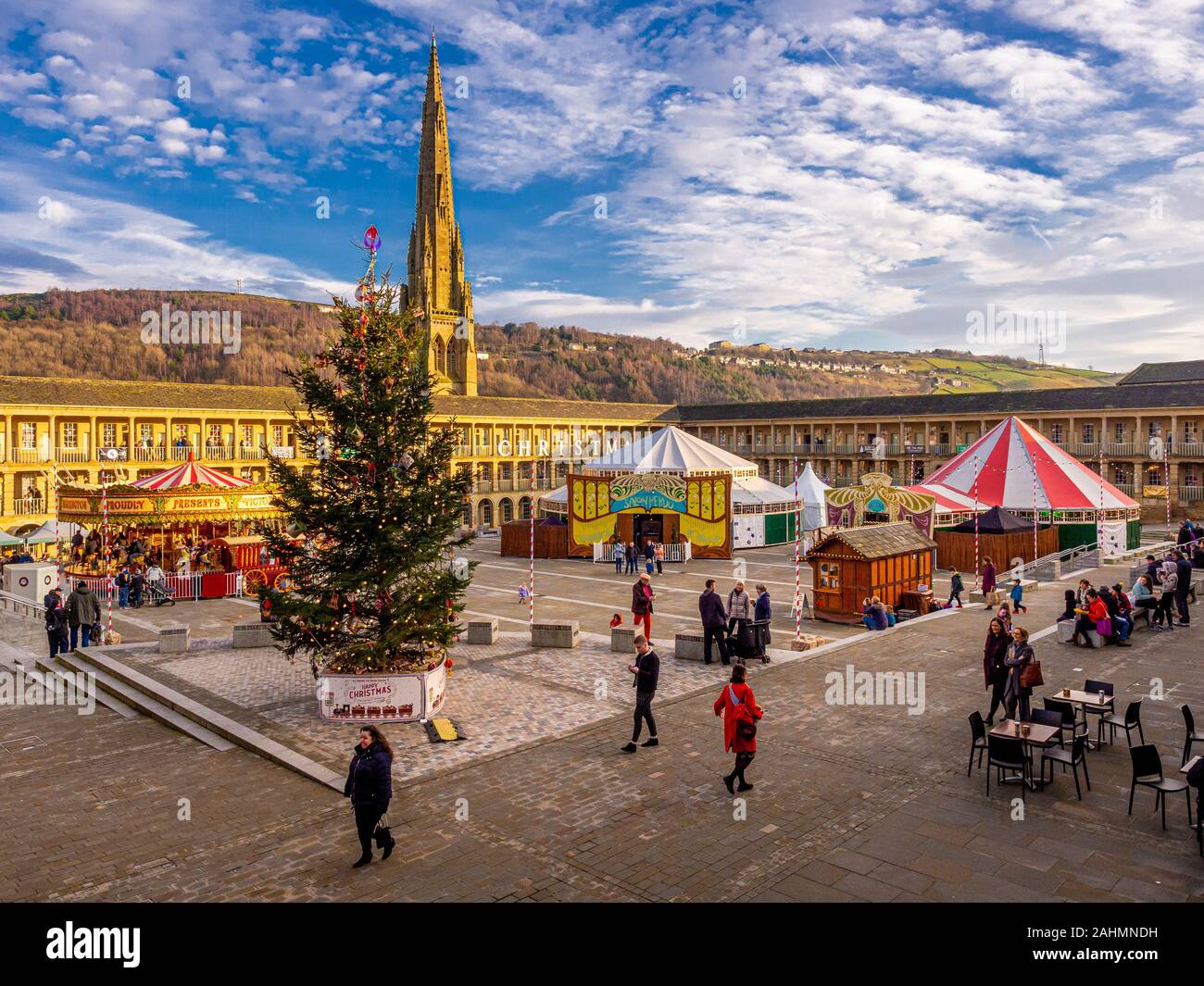 The Piece Hall, Halifax, at Christmas Stock Photo Alamy