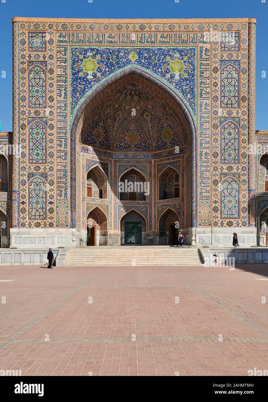 tilya-kori-madrasa-or-tilla-kari-madrasah-in-famous-registan-of