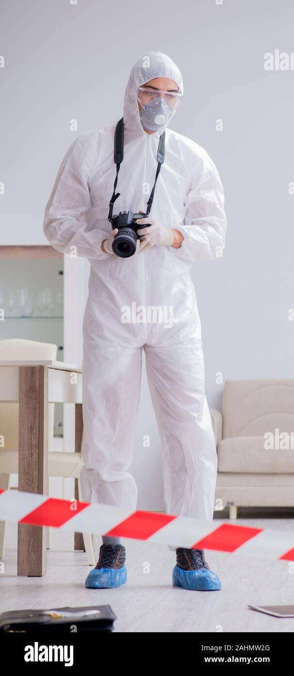 The forensic expert at crime scene doing investigation Stock Photo - Alamy