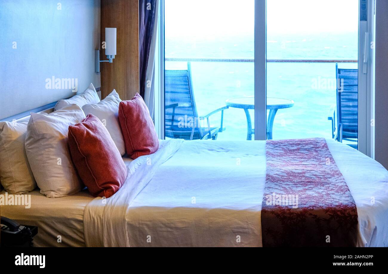 Bed on Cruise Ship Stock Photo Alamy