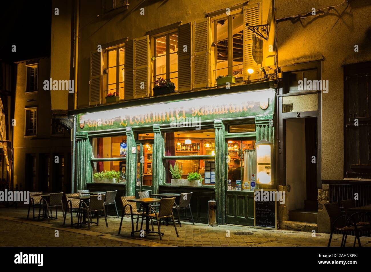 Antique shops in france hires stock photography and images Alamy