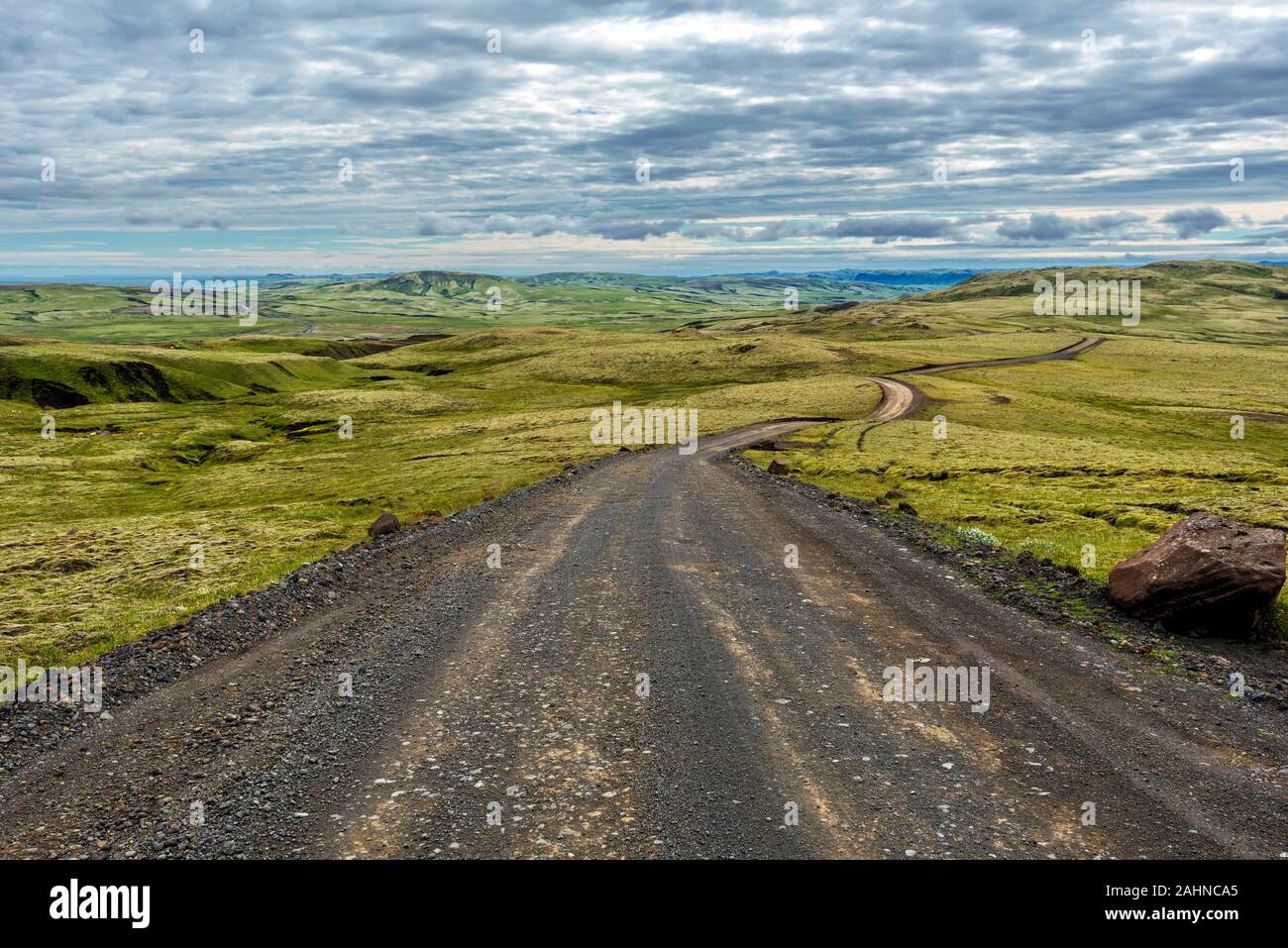 Fjallabaksleid sydri F208 road viewed in the southern direction, the road crossing desert landscape of Icelandic Sudurland Stock Photo