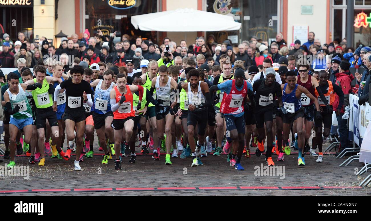 Trier Germany 31st Dec 2019 International New Year S Eve Run In Trier Endurance Race Men Start