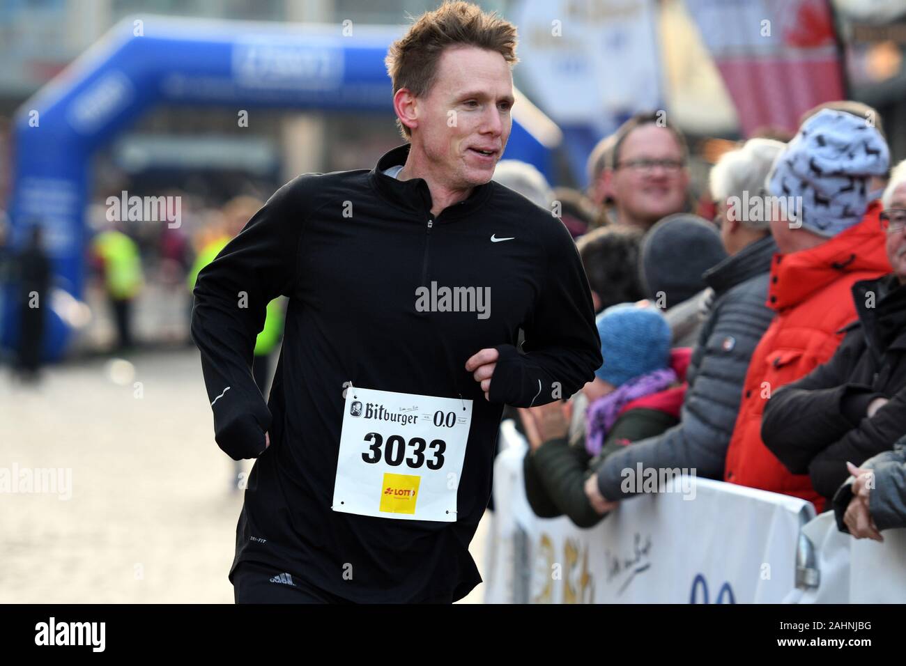 Trier, Germany. 31st Dec, 2019. International New Year's Eve run in Trier,  endurance race, VIP run over 3 km: Frank Busemann, former top athlete in  the decathlon, runs on the track. The