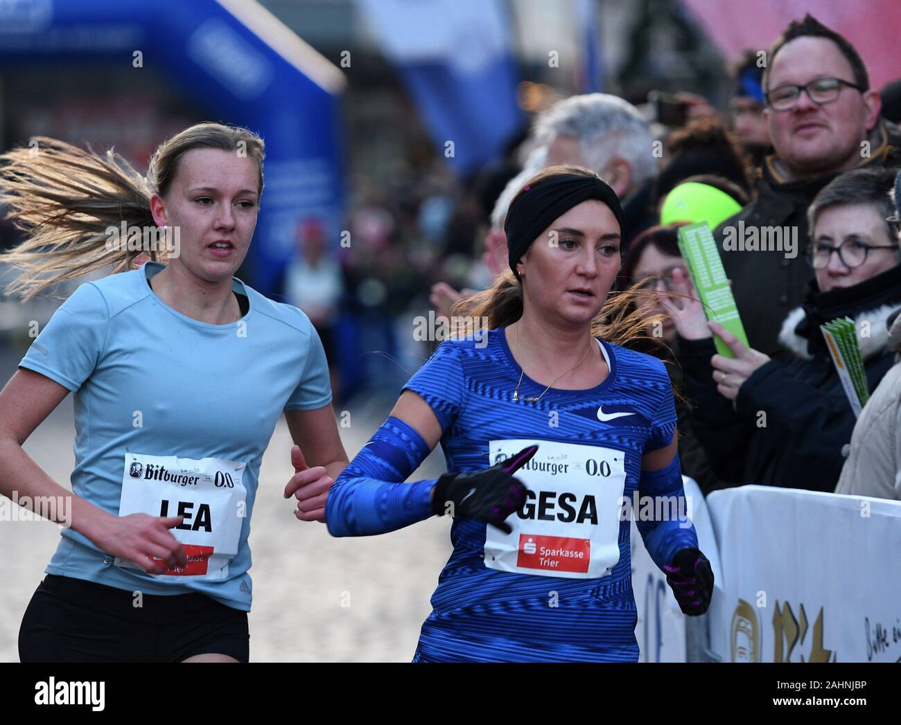 Trier, Germany. 31st Dec, 2019. International New Year's Eve race in Trier, endurance race, elite women's race over 5 km: Gesa Krause (r) runs in front of Lea Meyer Vfl Löningen) The race was attended by German and international top athletes, with a total of about 2000 runners at the start. Credit: Harald Tittel/dpa/Alamy Live News Stock Photo
