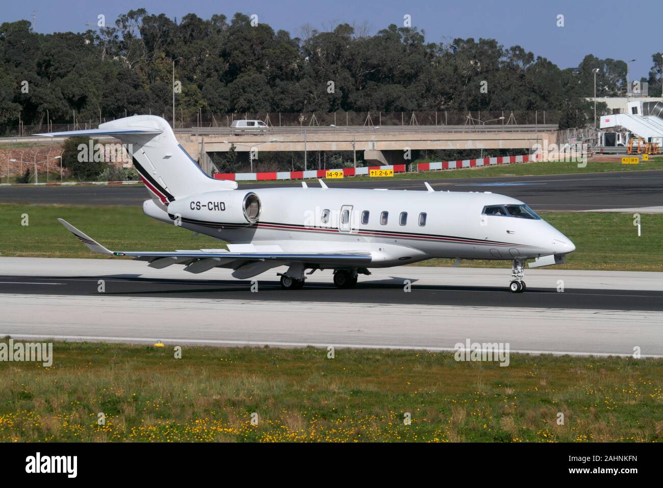 Bombardier Challenger 350 private jet operated by Netjets Europe on arrival in Malta Stock Photo