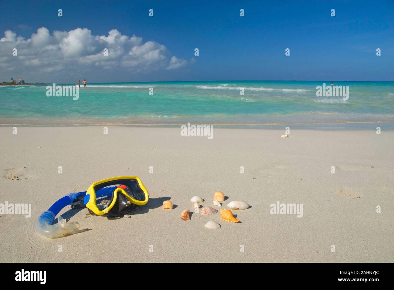 Kuba, Karibik, Varadero, Taucherbrille und Muscheln am Strand Stock Photo