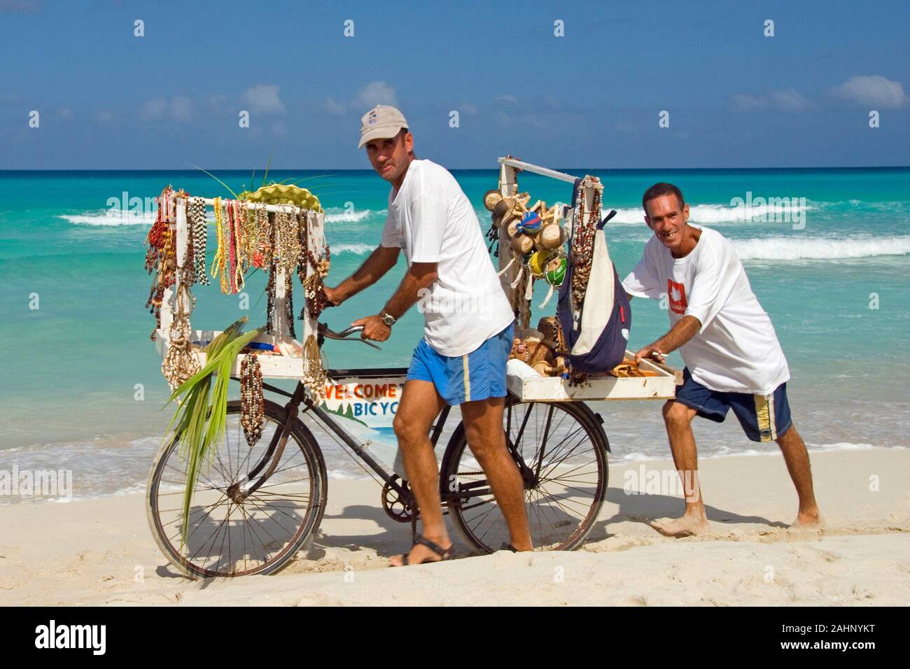 Kuba, Karibik, Varadero,  Strandverkaeufer mit Fahrrad Stock Photo