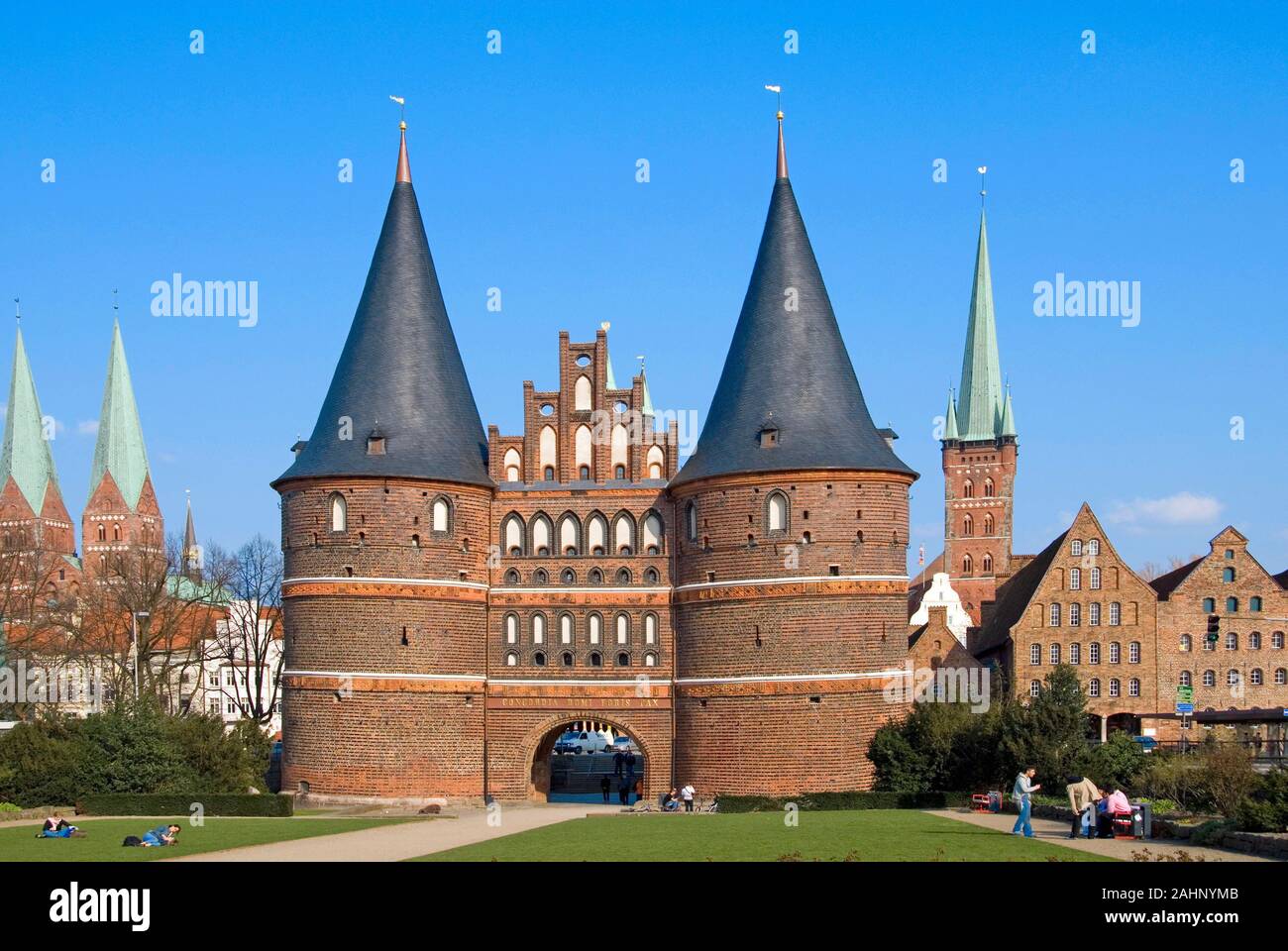Deutschland, Schleswig-Holstein, Luebeck, L¸beck, Holstentor, Marienkirche (links), Petrikirche (rechts) und Salzspeicher Stock Photo