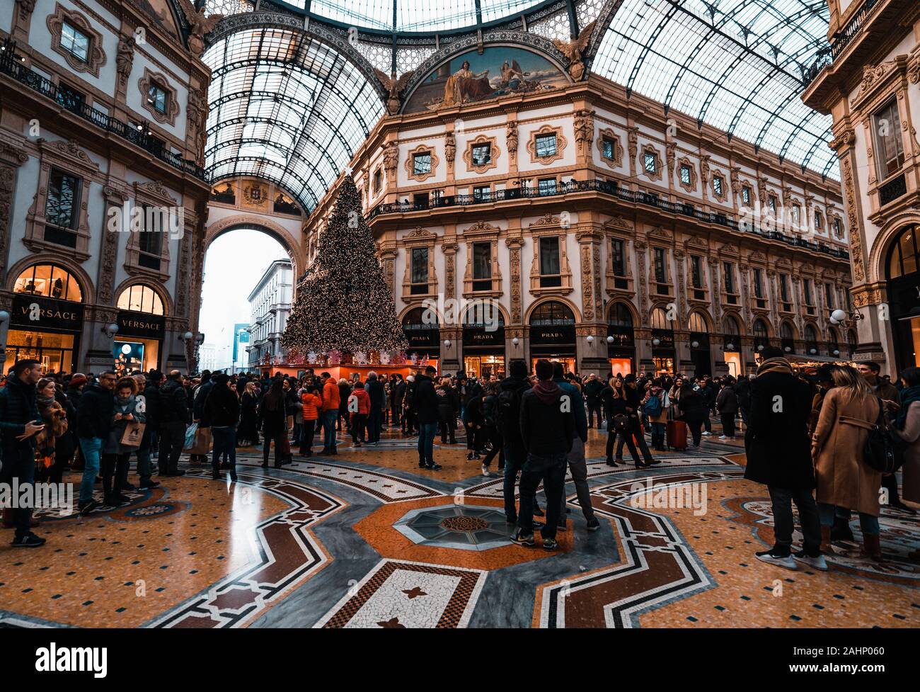 Milan, Italy - October 19th, 2015:Trendy boutique Louis Vuitton in Milan in  Duomo cathedral building – Stock Editorial Photo © Dizfoto #124729228
