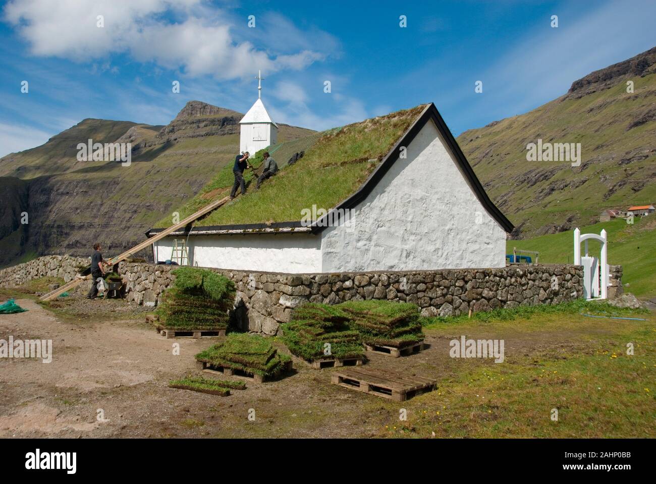 Daenemark, Daenemark, Faroeer, Faeroeer, Insel Streymoy, Saksun, Kirche, Dacharbeiten Stock Photo