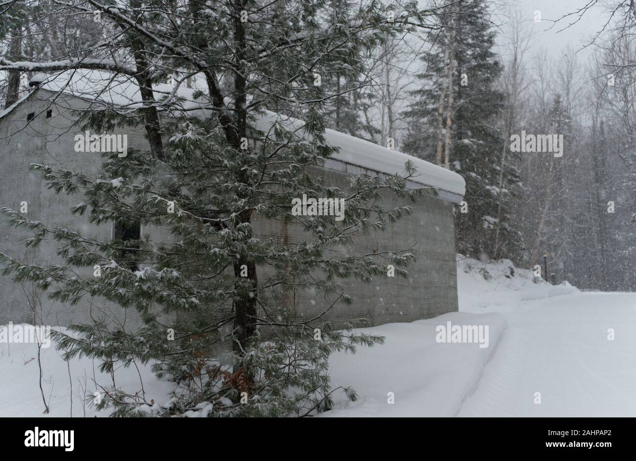 Lac Brochet winter picture, Winter snow fall at the garage, Lac Brochet, Saint-David-de-Falardeau, Quebec, Canada, winter Stock Photo