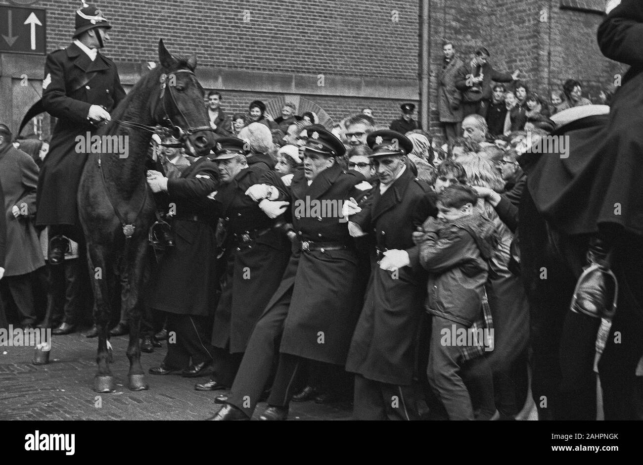 Busy traffic on the Binnenhof, police stop people Date 11 February 1964 Location Binnenhof, The Hague, South Holland Stock Photo