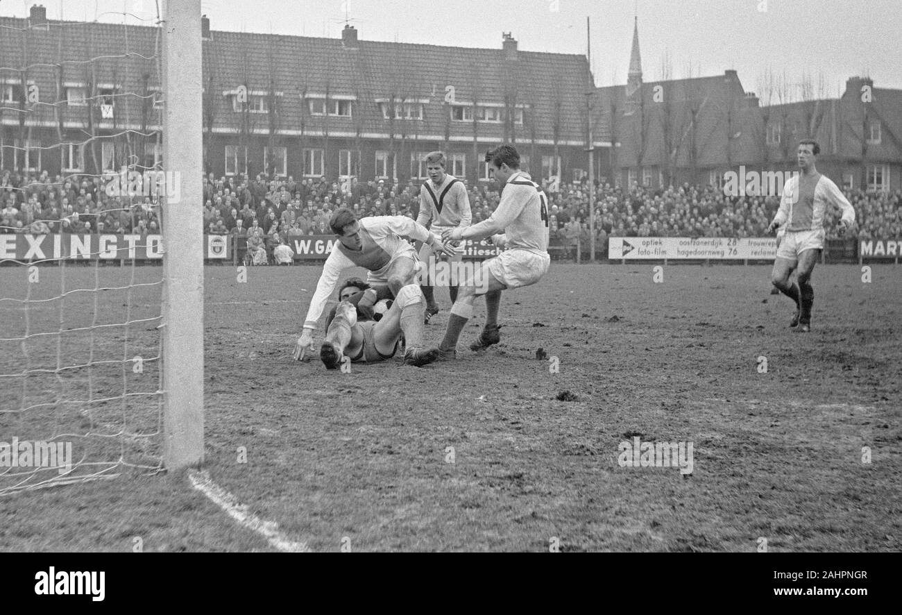 Volewijckers against Veendam, Frans de Munck (lying down) grabs ball in front of Hek on the right Nienhuis and Uittenbos (Veendam) Date February 29, 1964 Location Groningen, Veendam Stock Photo