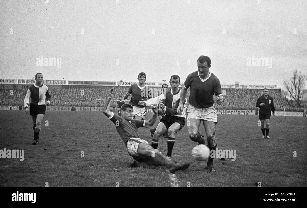 Sparta against Feyenoord 0-0. Game moment. From left to right Henk Groot, Gerard Bouwer, Hans Eijkenbroek, Sandor Popovics, Coen Moulijn and Ad Verhoeven Annotation On the far right the referee Date November 10, 1963 Location Rotterdam Stock Photo
