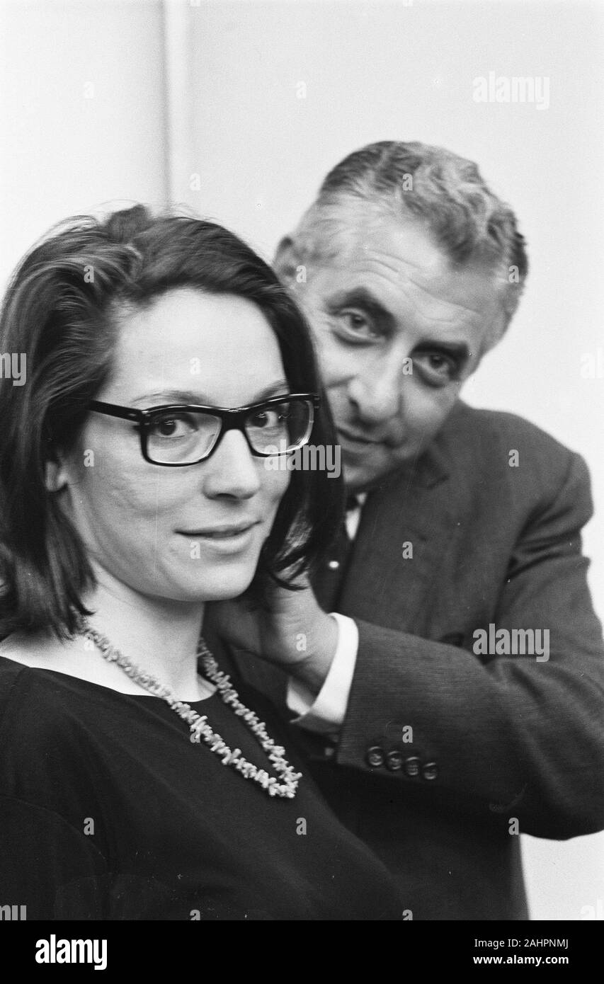 Nana Mouskouri, Greek singer and behind her is Max van Praag Date 2 September 1963 Stock Photo