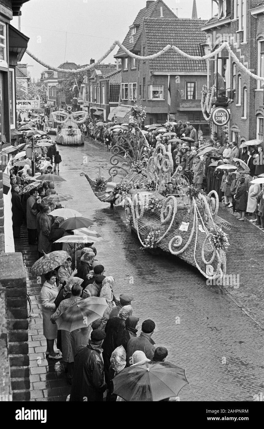 Flower parade in the bulb region from Lisse to Sassenheim Date May 11, 1963 Location Sassenheim, South Holland Stock Photo