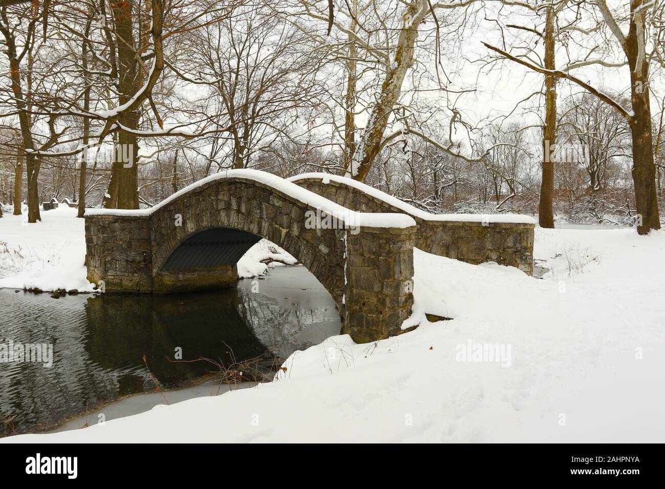 Foot bridge. Winter Snow at Eastwood Metropark, Dayton, Ohio, USA. Stock Photo