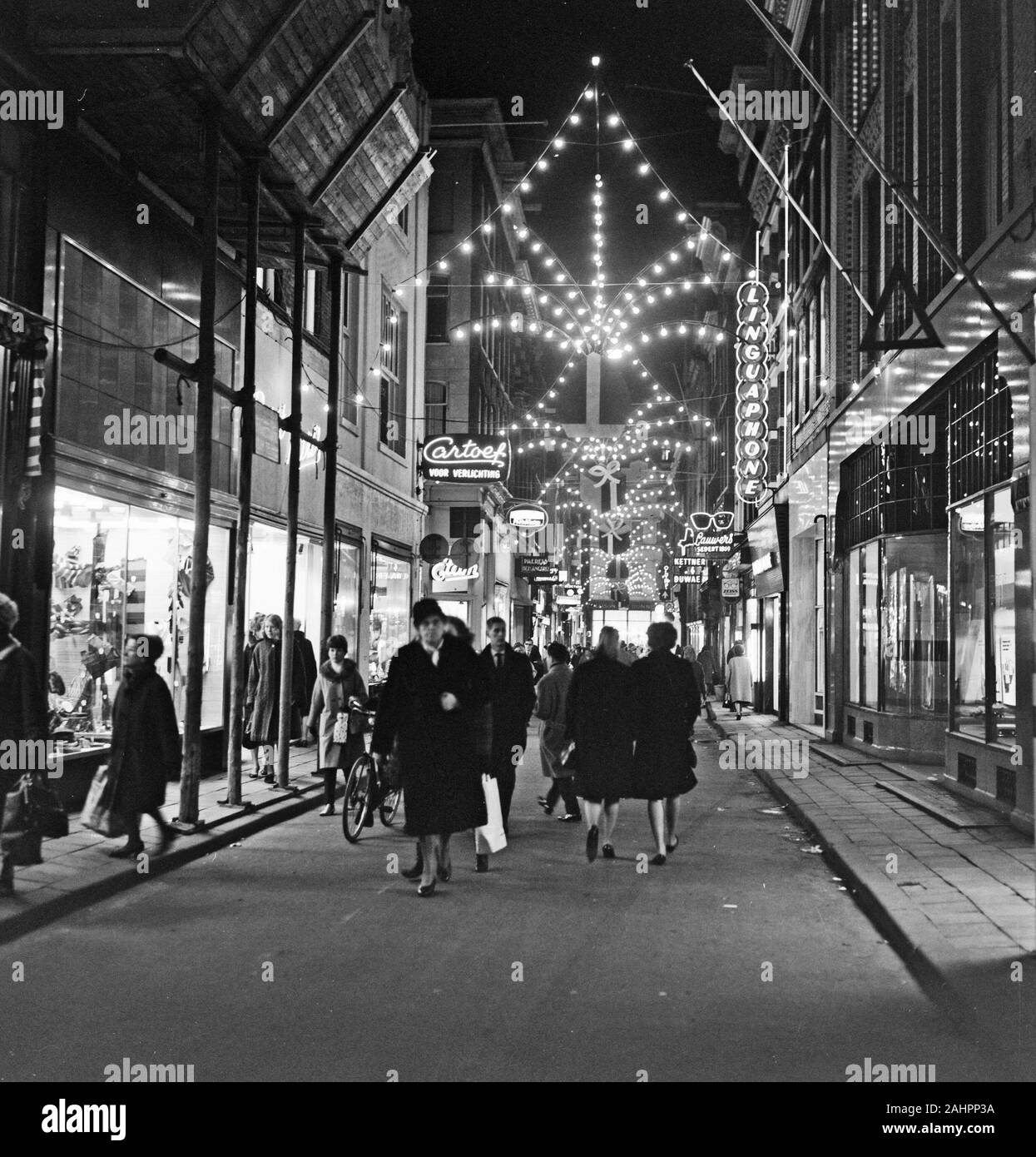 Sint Nicolaas and Christmas lights in Amsterdam's city center. The Leidsestraat Date December 4, 1963 Location Amsterdam, Noord-Holland Stock Photo