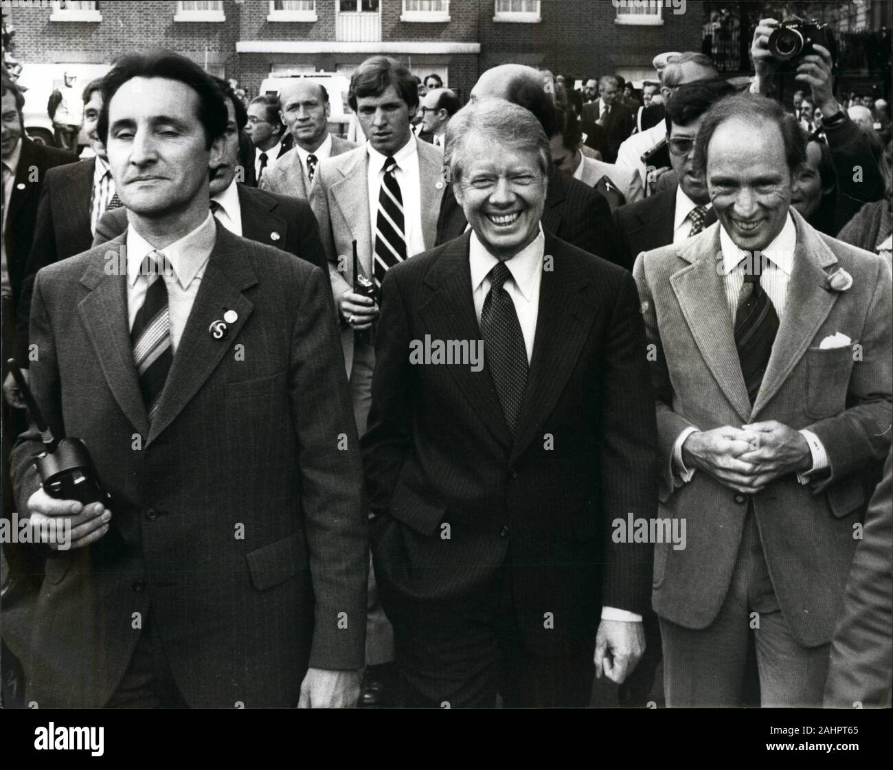 May 7, 1977 - London, England, United Kingdom - The seven International Leaders from Britain, France, Canada, Japan, United States, Germany, and Italy held their first session today at Downing Street. US President JIMMY CARTER, center, walks with Prime Minister PIERRE TRUDEAU, right, during a the lunch break in the Summit talks. (Credit Image: © Keystone Press Agency/Keystone USA via ZUMAPRESS.com) Stock Photo