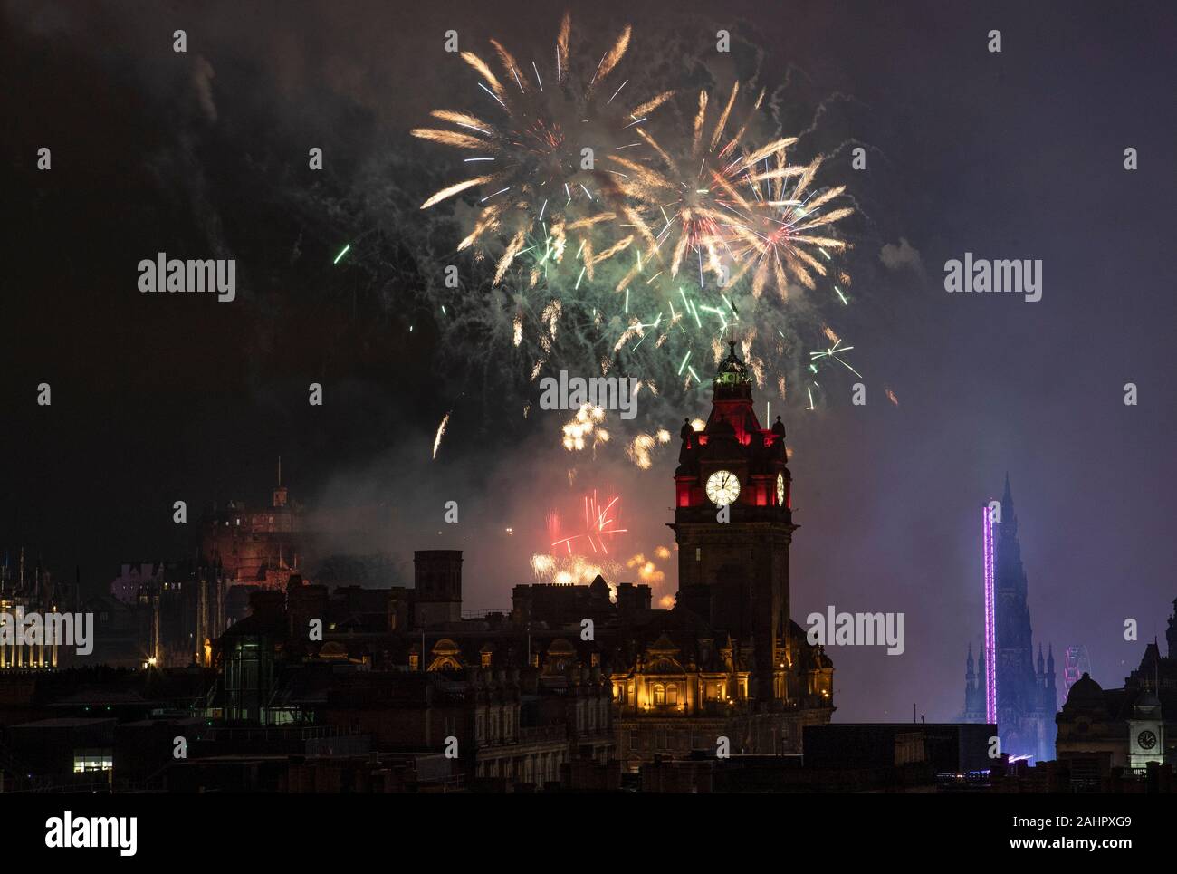 Fireworks are launched from Edinburgh Castle at midnight during the Hogmanay New Year celebrations in Edinburgh. Stock Photo