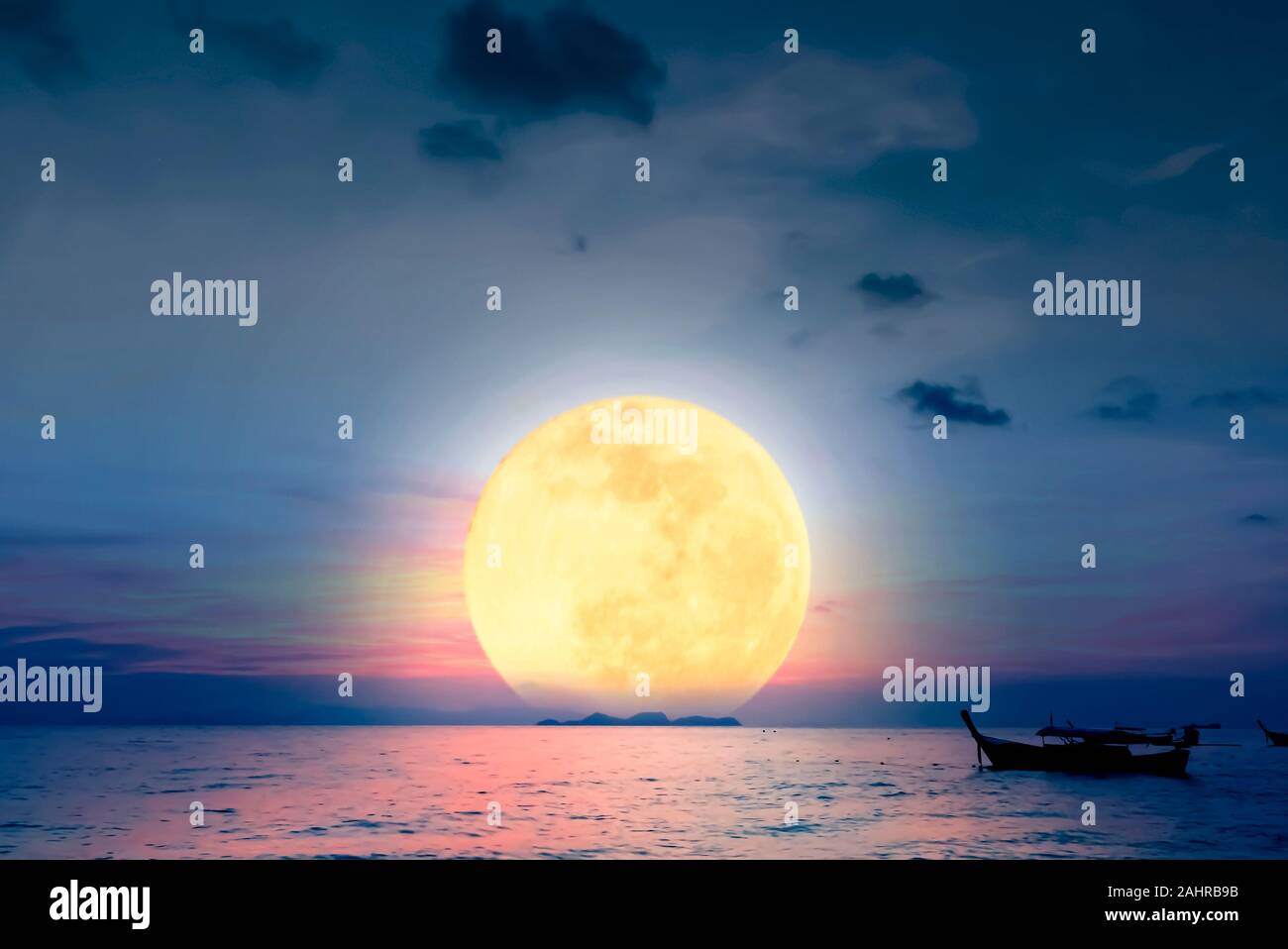 Nighttime seascape full moon hi-res stock photography and images - Alamy