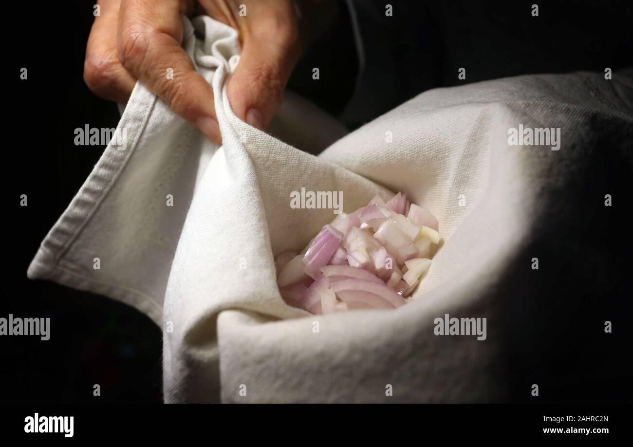 Kaufbeuren, Germany. 20th Dec, 2019. A cut onion is wrapped in a cloth as an onion sack. Everybody knows some home remedy that helps with colds - supposedly. Because there is not much research on household remedies. (to dpa 'Cold season: household remedies are often a boon, but hardly researched') Credit: Karl-Josef Hildenbrand/dpa/Alamy Live News Stock Photo