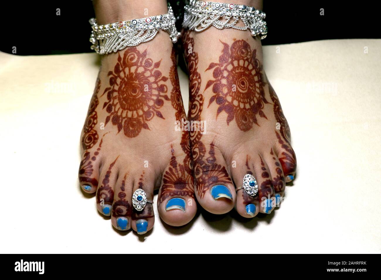 new indian bridal leg with mehandi design 2AHRFRK