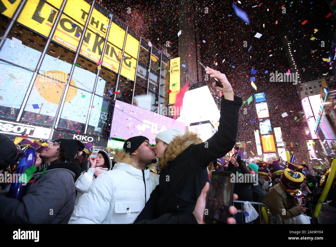 New York, USA. 1st Jan, 2020. A couple kiss during the New Year celebration  on Times Square in New York, the United States, on Jan. 1, 2020. Credit:  Qin Lang/Xinhua/Alamy Live News