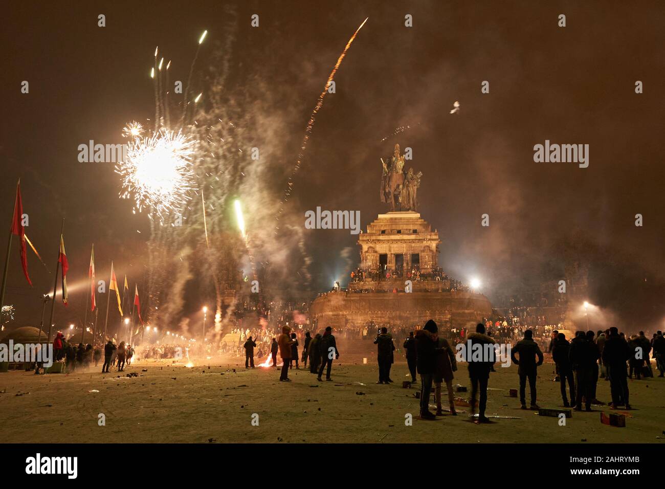 Koblenz, Germany. 01st Jan, 2020. Hundreds of Koblenzers fire off New