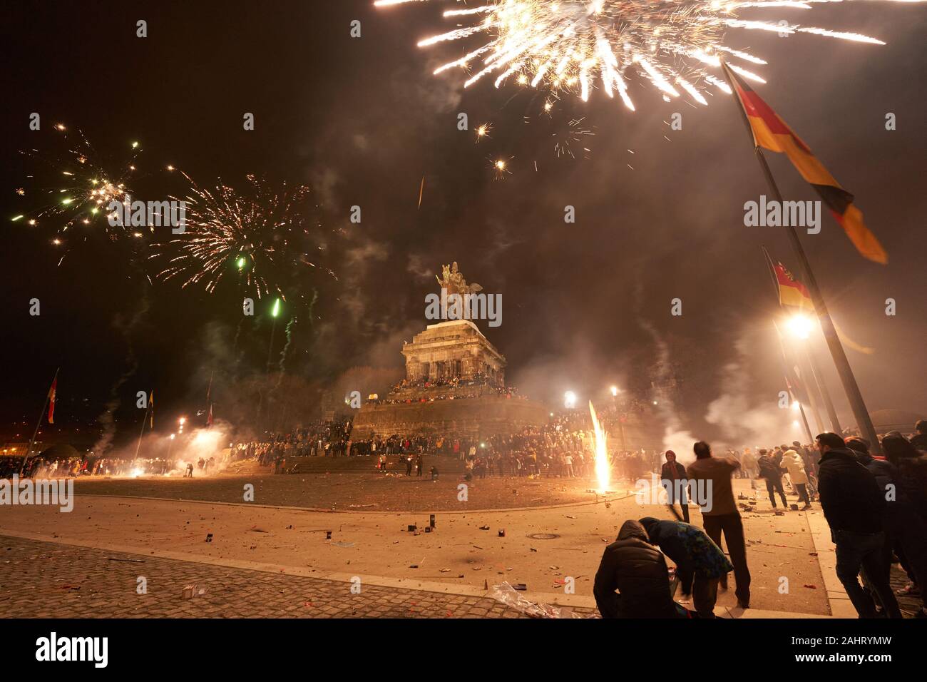 Koblenz, Germany. 01st Jan, 2020. Hundreds of Koblenzers fire off New