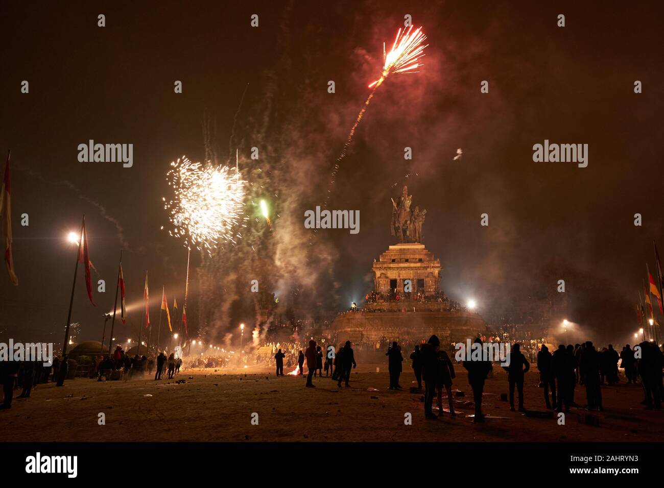 Koblenz, Germany. 01st Jan, 2020. Hundreds of Koblenzers fire off New