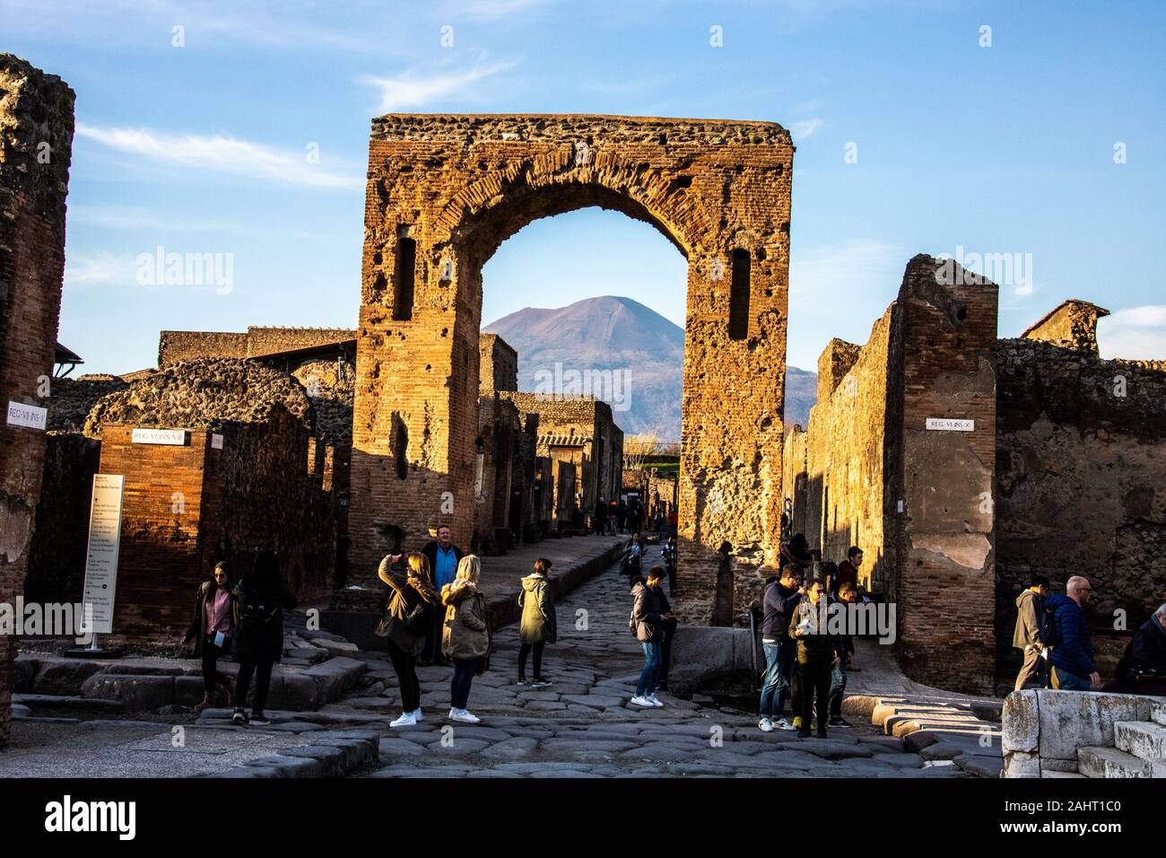Tourists in front of an archway framing Mt Vesuvesius, Pompeii, Italy Stock Photo