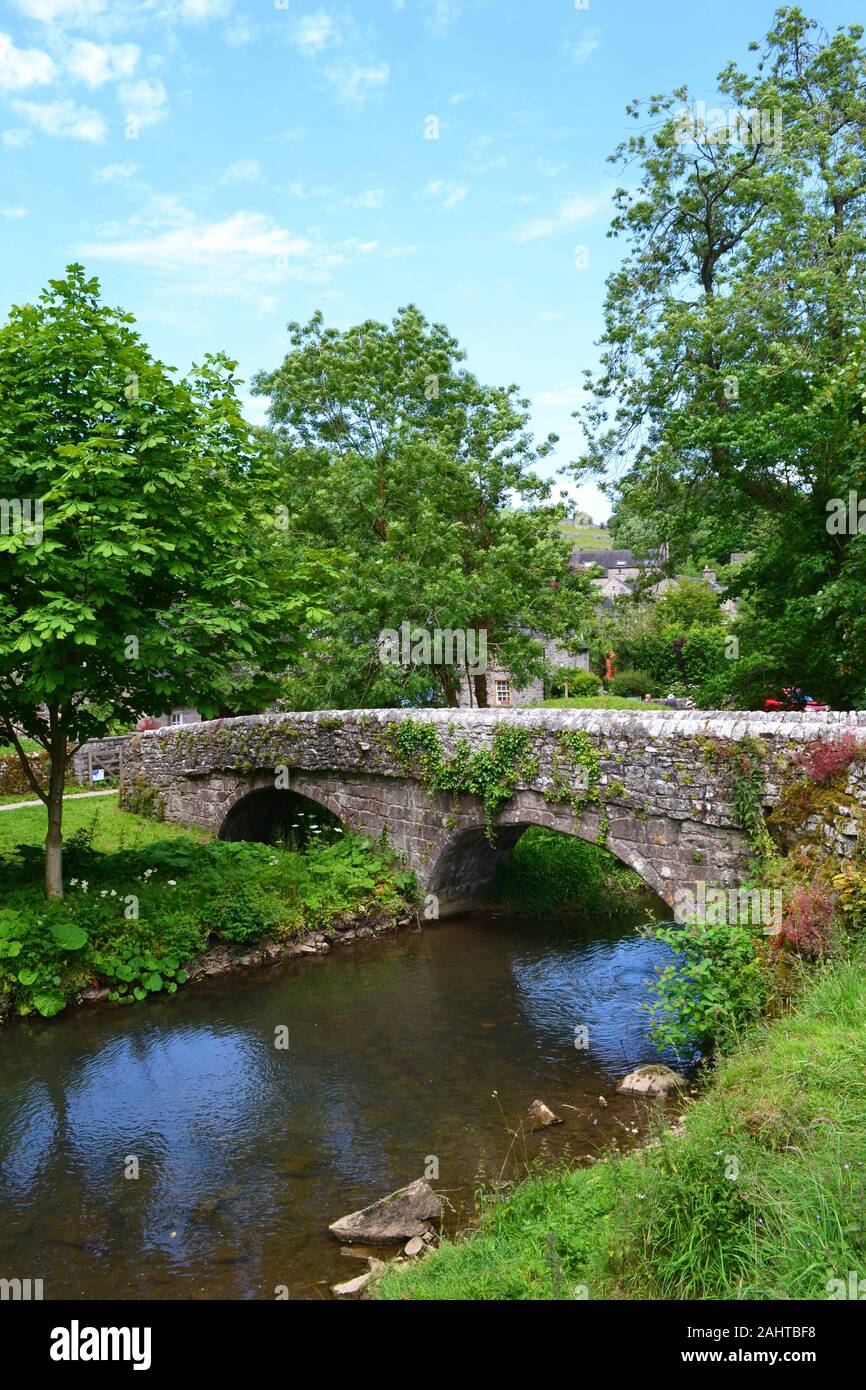 Viators Bridge - Milldale. Also known as Wheelbarrow Bridge. It's at the other end of the riverside walk from Dovedale, Peak District, Derbyshire, UK Stock Photo