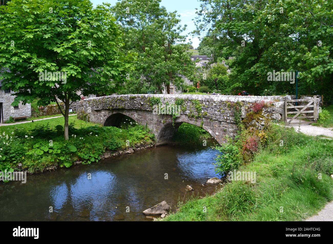 Viators Bridge - Milldale. Also known as Wheelbarrow Bridge. It's at the other end of the riverside walk from Dovedale, Peak District, Derbyshire, UK Stock Photo